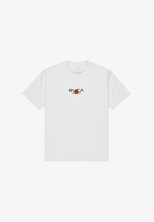 Weißes Baumwoll-T-Shirt mit einem schwarzen und roten RVCA-Logo, das auf der Vorderseite aufgedruckt ist. Klassisches Rundhalsdesign mit kurzen Ärmeln.