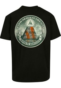 Sort bomulds t-shirt med et cirkulært grafisk design med et øje, pyramide og teksten "A NEW ORDER OF THE AGES" i farverne grøn og orange.