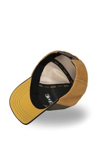 Gorra de béisbol con una combinación de colores marrón y mostaza, que presenta un diseño estructurado, visera curvada y un forro interior de marca.