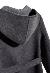 Mørkegrå uldfrakke med blød tekstur, udstyret med en stor hætte og et omslagsbælte til lukning.