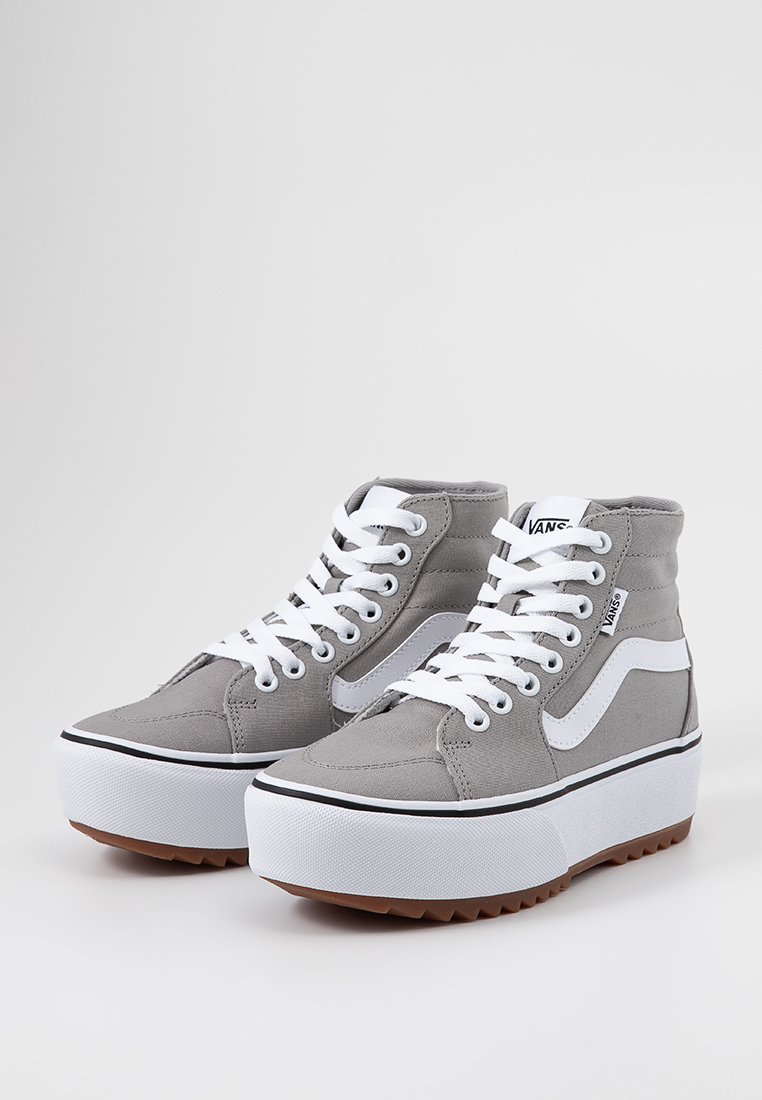 Zapatillas altas grises con cordones blancos, detalles en negro y una suela gruesa blanca. Material de lona con un acabado texturizado.