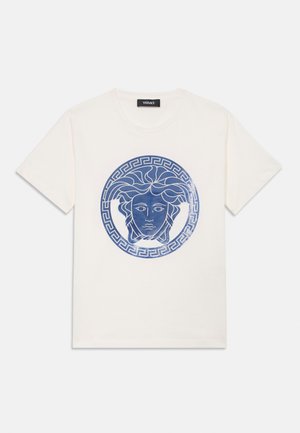 Vit bomulls T-shirt med en blå grafisk design av ett Medusa-ansikte omgiven av ett cirkulärt grekiskt nyckelmönster. Korta ärmar.