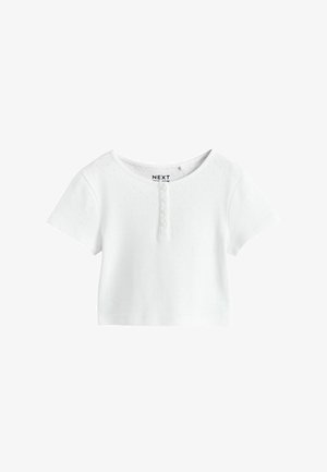 Tricou alb scurt cu mâneci scurte, din material texturat, cu decolteu rotund și patru butoni mici în față, sub guler.