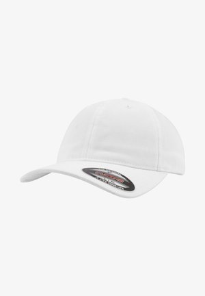 Fehér baseballsapka ívelt karimával, szövet textúrával és fekete kör alakú logóval az elején. Egyszerű fekete pólóval párosítva.