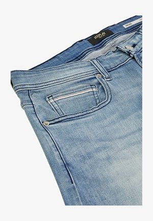 Jasnoniebieskie dżinsy o gładkiej fakturze, z przednią kieszenią, kontrastującymi szwami i klasycznym krojem prostym.