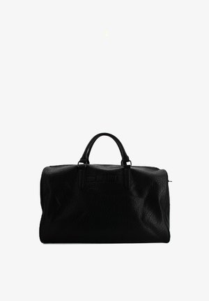 Borsa da viaggio in pelle nera con finitura testurizzata, manici doppi e logo in rilievo sulla parte frontale. Presenta una chiusura con zip e un ampio interno.