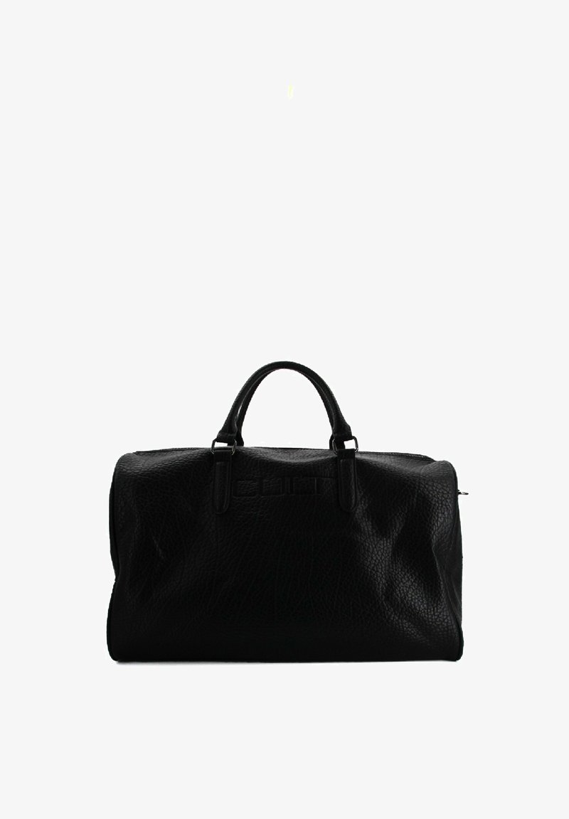 Borsa da viaggio in pelle nera con finitura testurizzata, manici doppi e logo in rilievo sulla parte frontale. Presenta una chiusura con zip e un ampio interno.