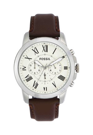 Herrenuhr von Fossil mit weißem Zifferblatt, römischen Zahlen, drei Hilfszifferblättern, silbernem Gehäuse und braunem Lederarmband.