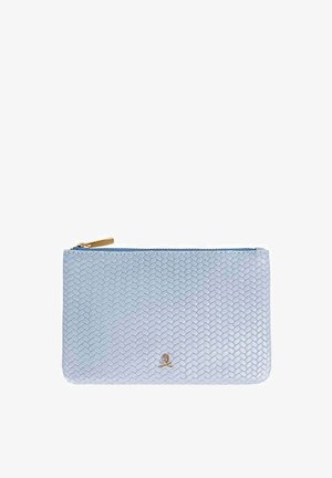 Funda con cremallera de color azul claro con un patrón texturizado que recuerda a un panal. Presenta un logo de metal dorado en el frente. Material suave.