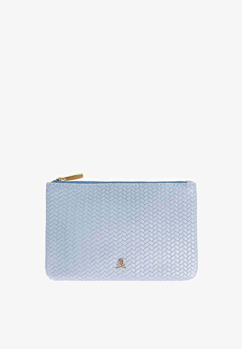 Funda con cremallera de color azul claro con un patrón texturizado que recuerda a un panal. Presenta un logo de metal dorado en el frente. Material suave.