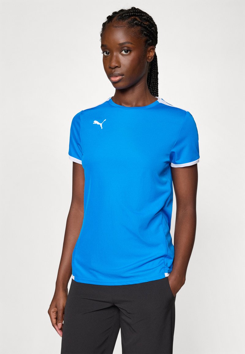 Blauwe sportieve t-shirt met korte mouwen, witte accenten op de mouwen en een klein wit Puma-logo op de borst. Glad, lichtgewicht materiaal.