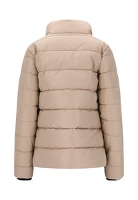 Beige pufferjacka med horisontella sömmar, hög krage och långa ärmar. Slätt, glänsande material utan synlig hårdvara eller utsmyckningar.