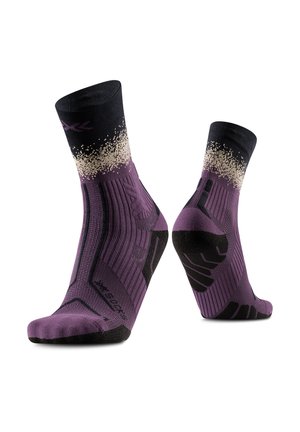 Paar paarse en zwarte sportsokken met geribbelde textuur en beige gespikkeld patroon vlakbij de bovenkant, getoond van voren en van achteren.