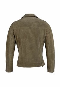 Alyvinės žalios spalvos zomšinė striukė su atlenkiamu atvartėliu, nugaros siūle ir užtrauktukais rankogaliuose. Turi laiko patikrintą prigludimą ir minimalistinį dizainą.