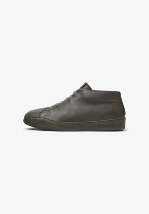 Zapatilla alta de cuero gris con puntera redondeada, acabado texturizado, costuras sutiles y suela de goma, con logo en el lateral.