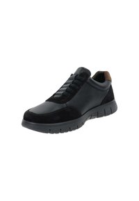 Scarpa sportiva nera realizzata in pelle e suede, con una superficie texturizzata, lacci elastici e una suola imbottita con un leggero tacco.
