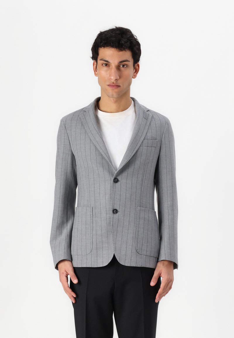 Blazer grigio a righe realizzato in tessuto con una texture liscia. Presenta rever a V, due tasche frontali e una chiusura a un bottone.