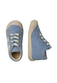 Scarpe in suede azzurro chiaro con lacci crema e suole in gomma. Punta arrotondata e dettagli con strisce laterali. Parte superiore testurizzata e fodera interna liscia.