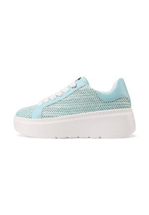 Sneaker azzurro chiaro con upper in tessuto intrecciato, suola in gomma bianca, punta tonda e chiusura con lacci, caratterizzato da un leggero design a piattaforma.