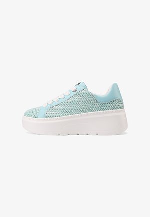 Sneaker azzurro chiaro con upper in tessuto intrecciato, suola in gomma bianca, punta tonda e chiusura con lacci, caratterizzato da un leggero design a piattaforma.