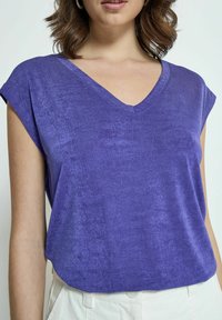 Desires BOB SHORTSLEEVE SHIMMER - Navadna majica - dazzling blue