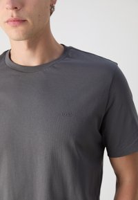 BOSS THOMPSON - Jednoduché tričko - medium grey