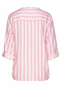 Blusa a righe rosa e bianche, maniche tre quarti, tessuto leggero, dettaglio con yoke posteriore, orlo leggermente curvo.