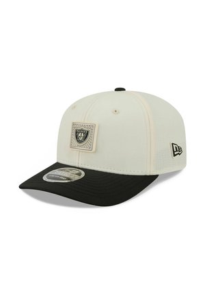 Weiße und schwarze Snapback-Cap mit Raiders-Logo-Patch vorne und New Era-Logo an der Seite, sichtbar vor weißem Hintergrund.