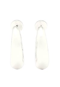 Silvriga örhängen med en slät, rundad design och polerad yta. Formen är förlängd och droppformad, med säkra stift.