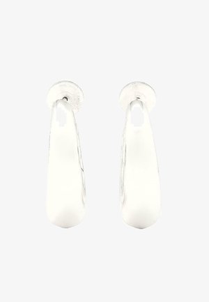 Zilveren oorbellen met een gladde, afgeronde vorm en gepolijste afwerking. De vorm is langgerekt en druppelvormig, met veilige steeltjes.