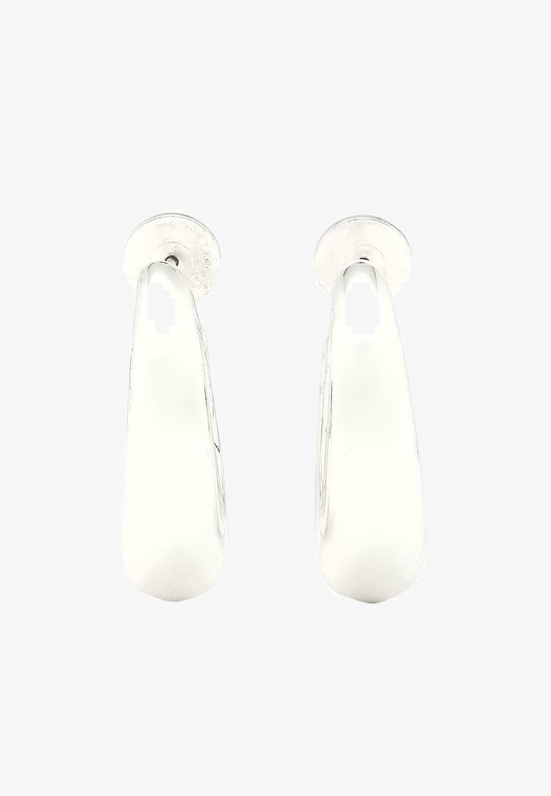 Silvriga örhängen med en slät, rundad design och polerad yta. Formen är förlängd och droppformad, med säkra stift.