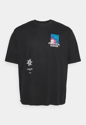 Czarny T-shirt z krótkim rękawem z kolorowym, abstrakcyjnym wzorem i napisem "Mystical Vision" na piersi oraz białą, przypominającą słońce grafiką z napisem "Conceptual" poniżej.
