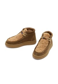 Brązowe zamszowe botki za kostkę z beżowym panelu z sztucznego futra, ozdobne kolorowe koraliki na sznurówkach oraz teksturowana gumowa podeszwa. Miękka podszewka wewnętrzna.