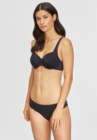 Schwarzes Lingerie-Set mit gepolstertem Balconette-BH mit verstellbaren Trägern und Spitzenakzenten, kombiniert mit passenden Spitzen-unterlegten Panties.