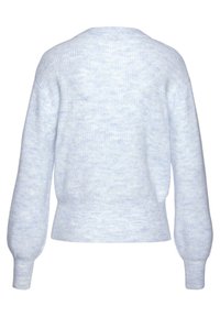 Hellblauer gestrickter Pullover mit entspannter Passform, rundem Ausschnitt und langen, puffigen Ärmeln. Weiche Textur mit subtilen Musterabweichungen.