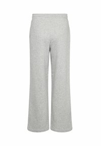 Pantaloni de trening gri, cu croi larg, dintr-un material moale, cu un brâu elastic. Au o textură netedă și un design simplu.