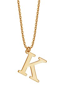 Złoty naszyjnik o wzorze łańcucha, z dużym, wielką literą "K" jako zawieszką. Zawieszka ma wypolerowaną powierzchnię i gładką teksturę.