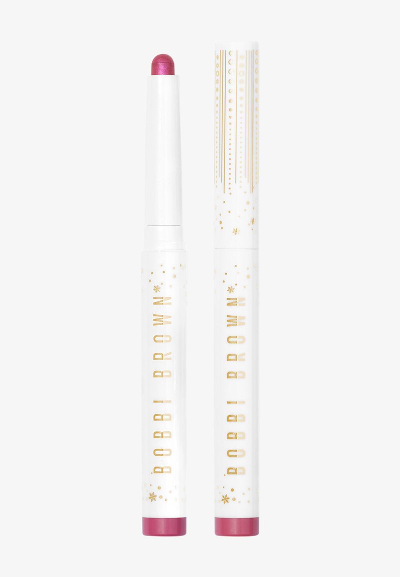 Roze lipkrayon met een afgeronde punt, verpakt in een witte tube met gouden accenten en decoratieve patronen. Twee stukken worden samen weergegeven.