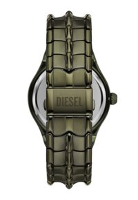 Grön metallklocka med en texturerad rem som liknar fjäll, matt yta, graverad "DIESEL" spänne, rund glasfront, minimalistisk design.