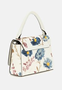Bolso de mano de cuero blanco con bordado floral en azul, rosa y amarillo, que presenta una forma estructurada y un asa superior.