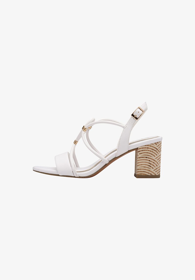 Sandal de tiras brancas com salto bloco, apresentando um design texturizado em madeira, detalhes em metal dourado e um cabedal sintético liso.