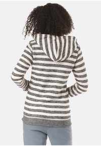 Sudadera a rayas grises y blancas con capucha ajustable, mangas largas y una textura suave. Presenta un dobladillo gris sólido.