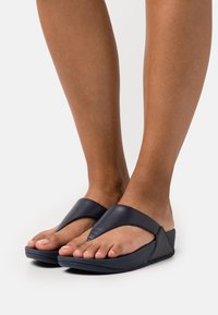 Mørkeblå lær flip-flops med et v-formet toppstropp, polstret såle og en bred base for stabilitet. Åpen tå-design med minimal maskinvare.