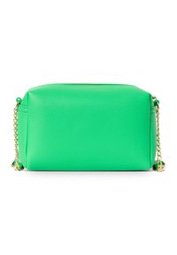 Clutch in finta pelle verde con forma rettangolare, superficie testurizzata e accentuazione in catena dorata su un lato. Chiusura con cerniera nella parte superiore.