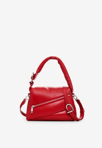 Piros bőr kézitáska textúrált felülettel, cipzáras elülső zsebbel, párnázott fogantyúval és állítható vállpánttal.