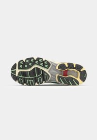 Talpa de incaltaminte sport cu un model de aderenta din cauciuc, cu accente negre si verzi, si o margine galbuie. Design texturat si flexibil.