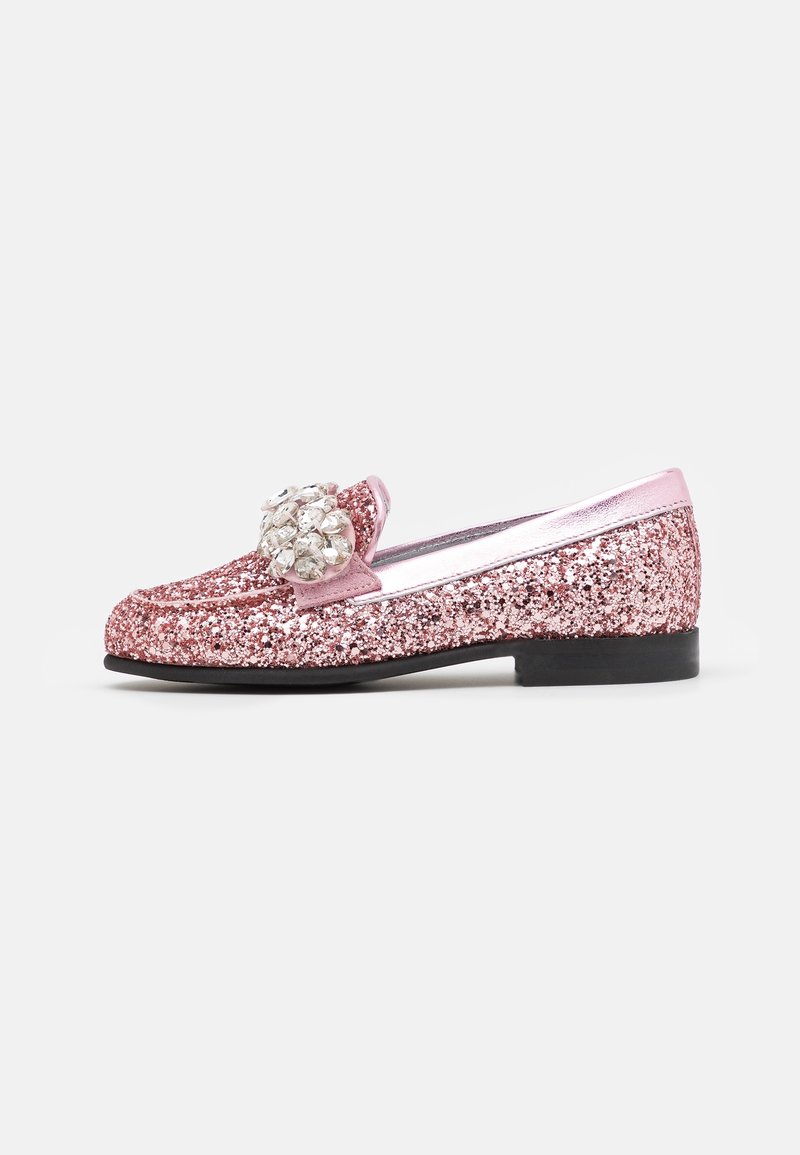 Mocassins pailletés roses avec un bout arrondi et un petit talon noir. Ornement de strass décoratif à l'avant. Doublure intérieure lisse.
