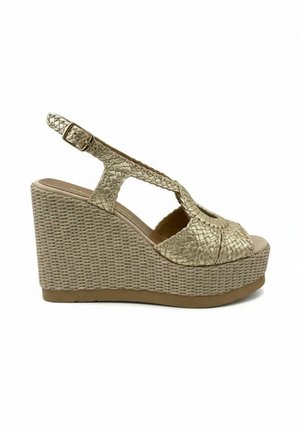 Sandalo zeppa in pelle testurizzata oro con suola platform intrecciata e cinturino regolabile alla caviglia con fibbia.