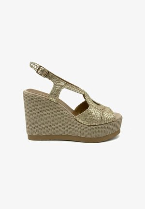 Sandalo zeppa in pelle testurizzata oro con suola platform intrecciata e cinturino regolabile alla caviglia con fibbia.