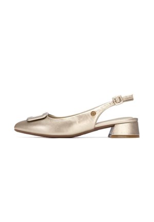 Zapato slingback dorado metálico con puntera redondeada y tacón bajo de bloque; cuenta con una hebilla decorativa en el empeine y un acabado texturizado.